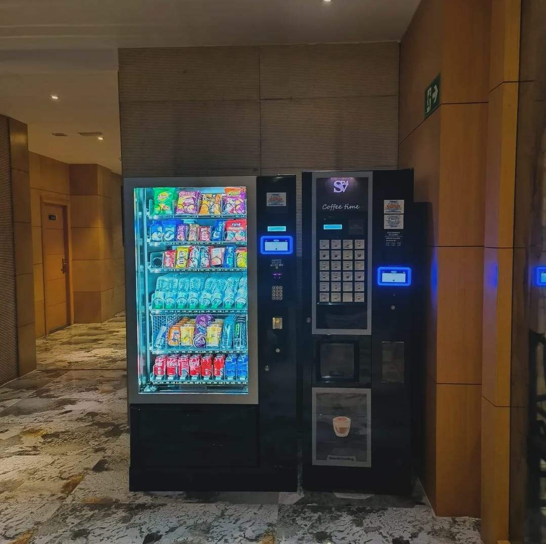 Máquina vending premium en una oficina moderna